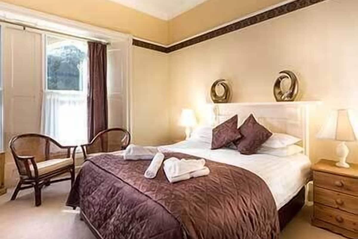 Standaard tweepersoonskamer, 1 kingsize bed (Manor ) | Een strijkplank/strijkijzer, gratis wifi, beddengoed