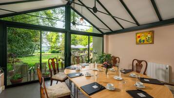 Breakfast, lunch, dinner served; British cuisine