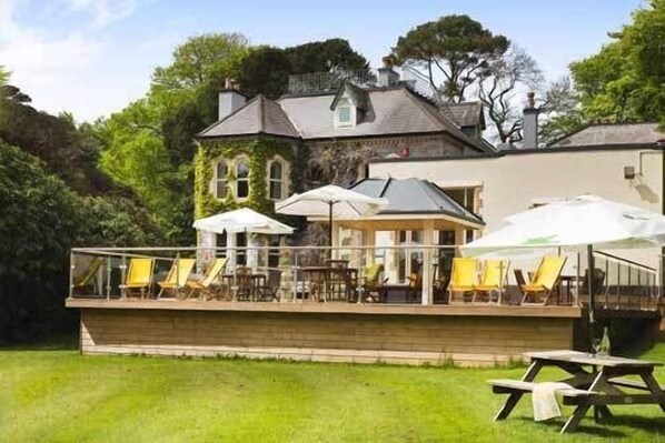 供应早餐、午餐和晚餐，英国菜