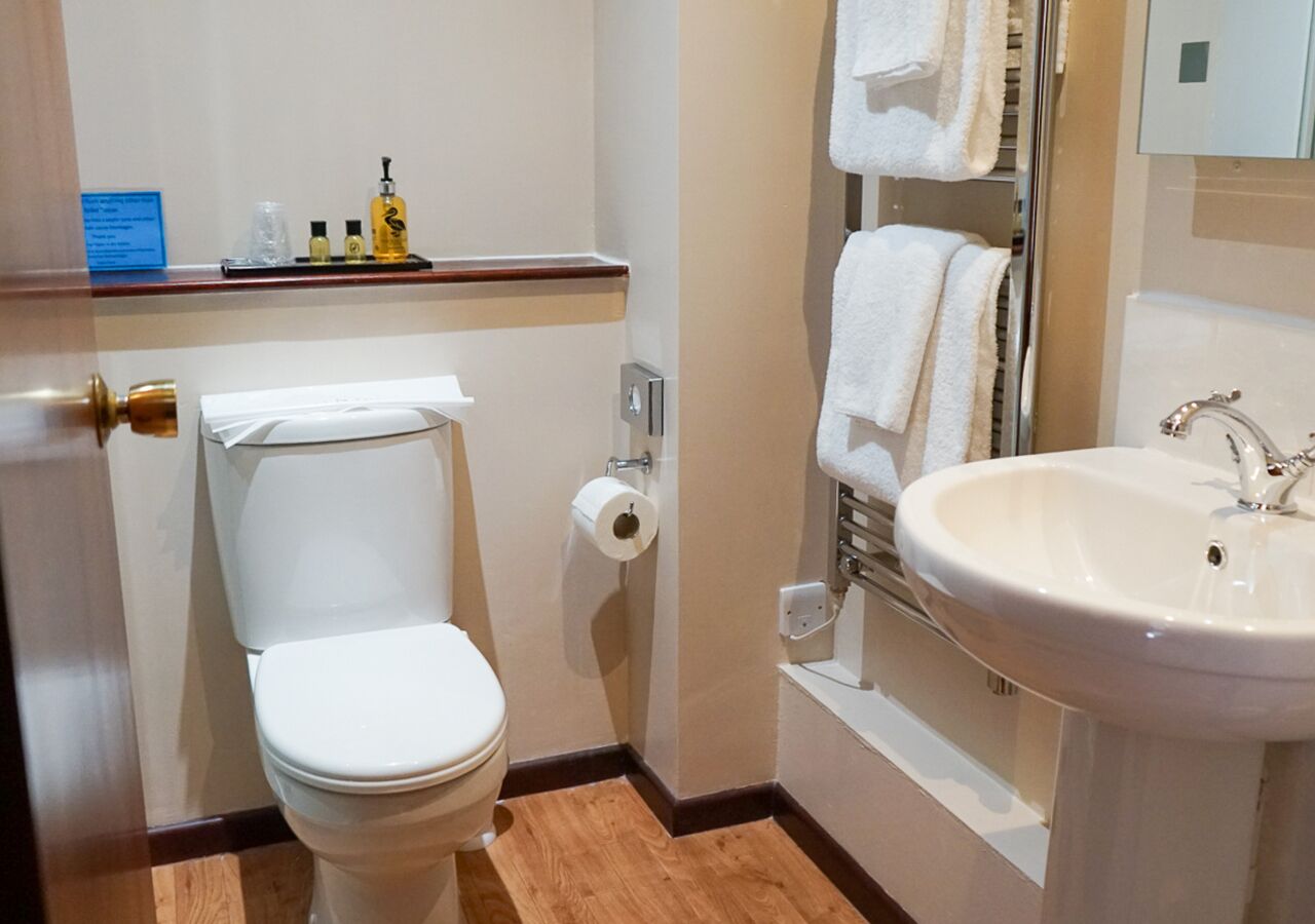 standard double or twin room, 1 double or 2 single beds | bathroom | free toiletries, hair dryer, towels