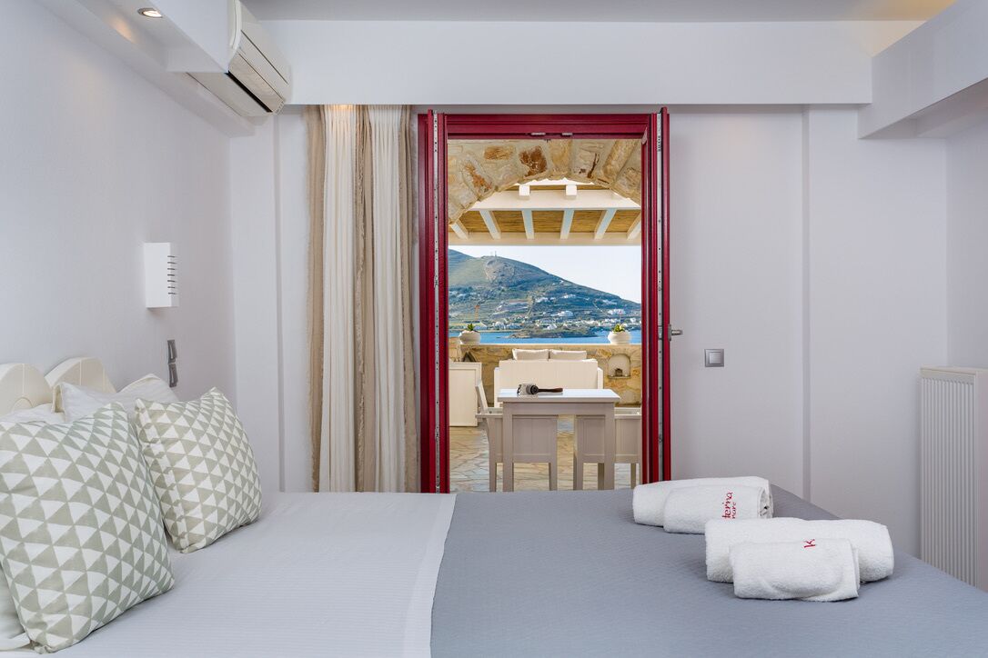 Une chambre d’hôtel avec un lit, une table et une vue sur un paysage montagneux.
