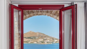 Une chambre avec vue sur la mer et sur la montagne.