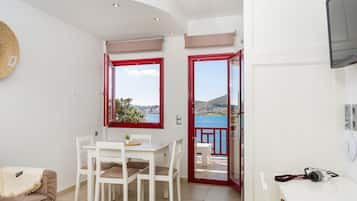 Apartamento, 2 habitaciones, vistas al mar | Cocina privada | Frigorífico, cafetera o tetera y hervidor eléctrico