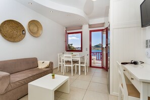 Departamento, 2 habitaciones, vista al mar | Área de sala de estar | Televisión LCD 