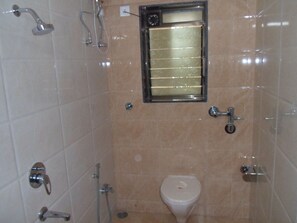 Regadera y amenidades de baño gratuitas 