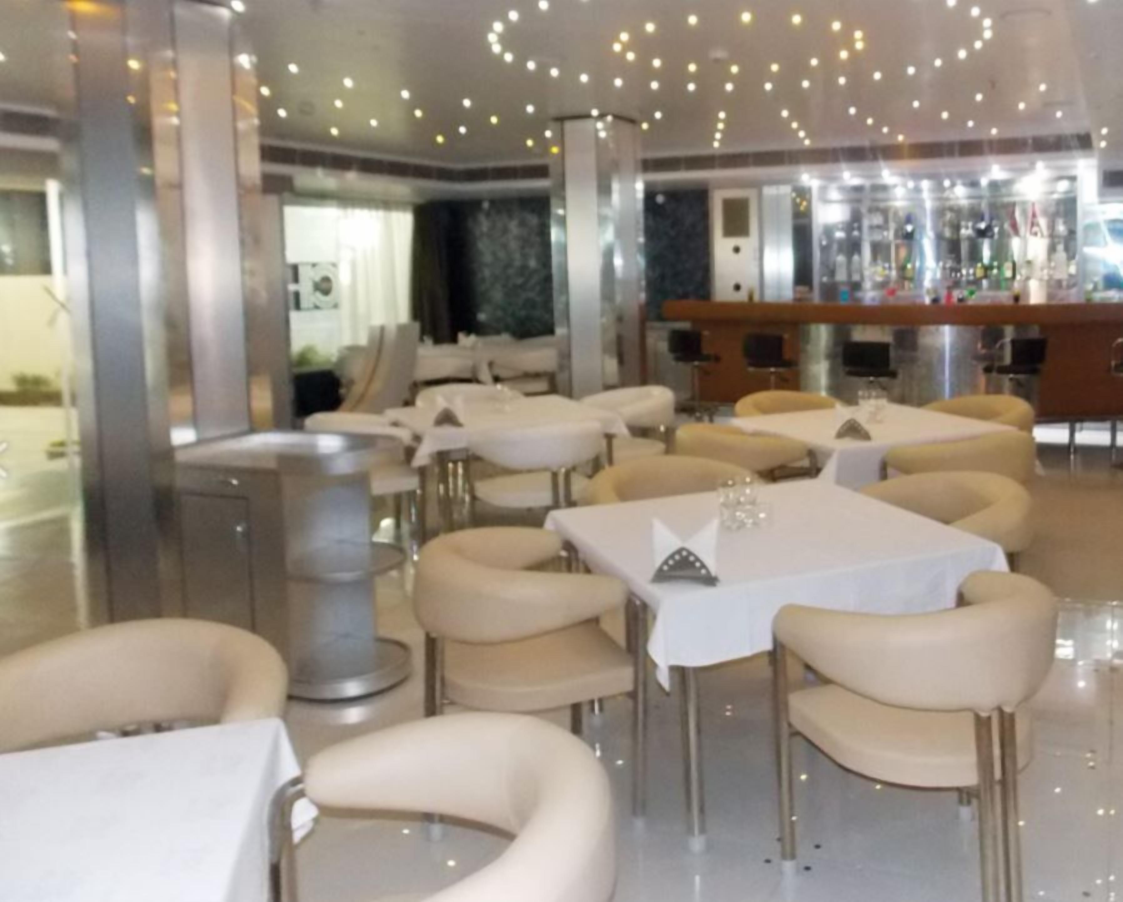 breakfast, lunch, dinner served; international cuisine