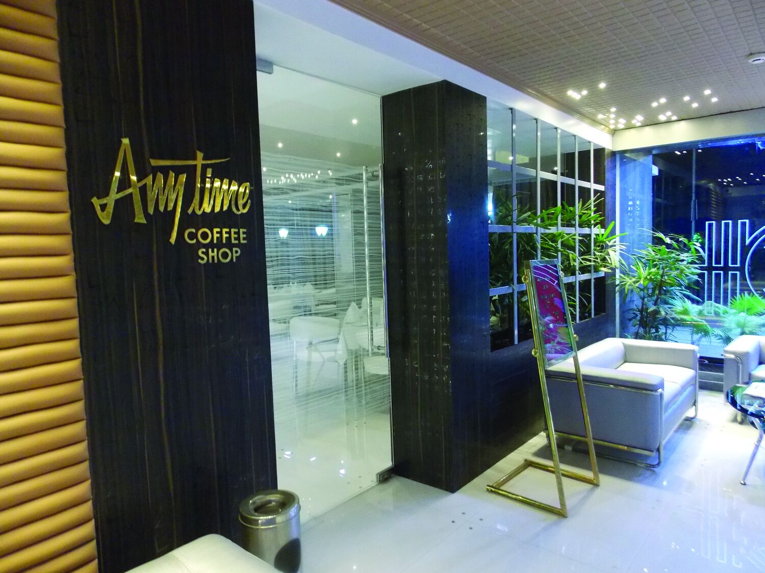 breakfast, lunch, dinner served; international cuisine