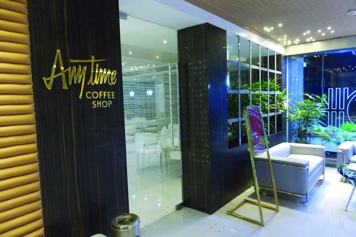 breakfast, lunch, dinner served; international cuisine