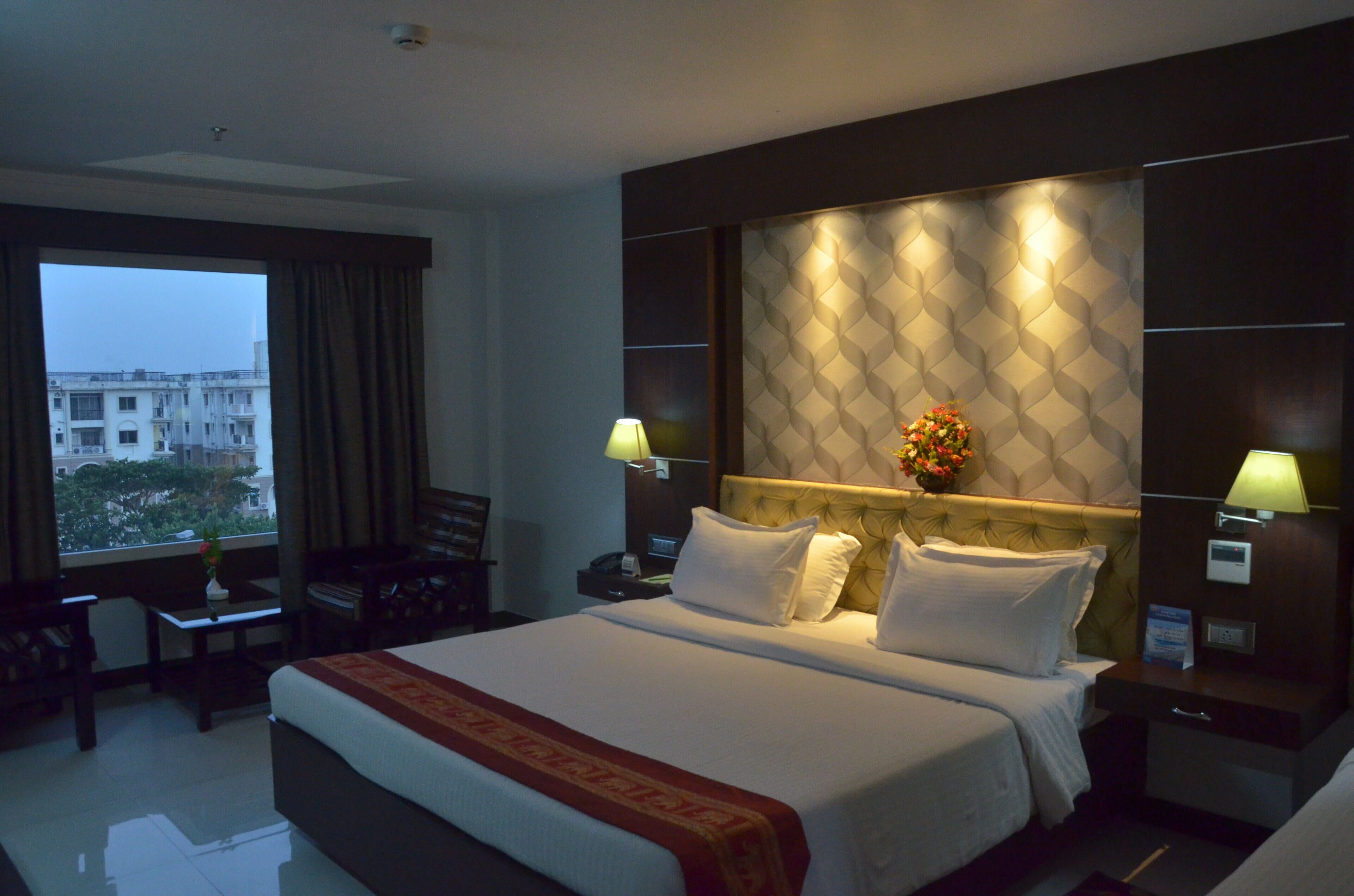 standard room, 1 bedroom, city view | egyptian cotton sheets, premium bedding, memory-foam beds, desk
