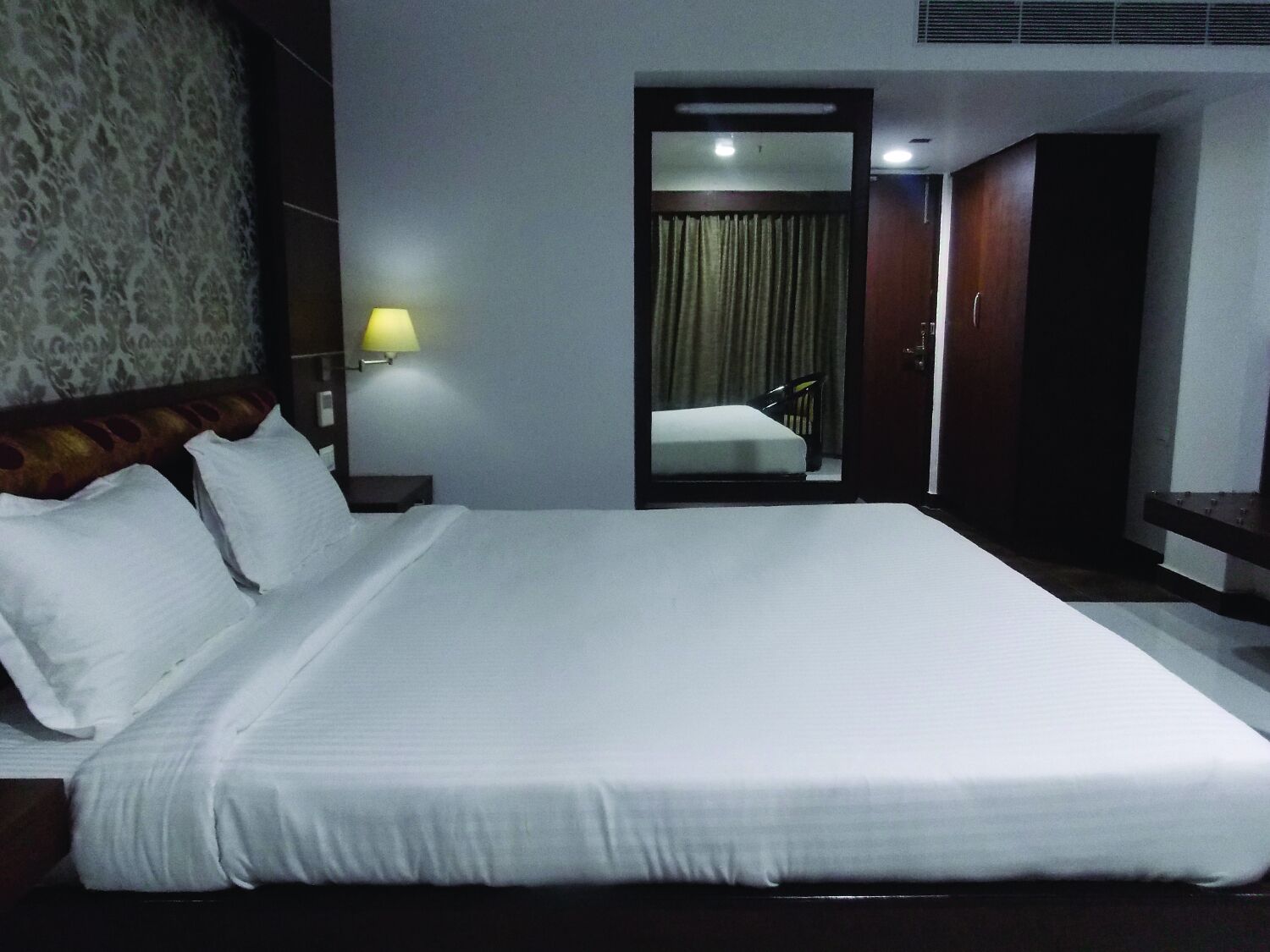 standard room, 1 bedroom, city view | egyptian cotton sheets, premium bedding, memory-foam beds, desk