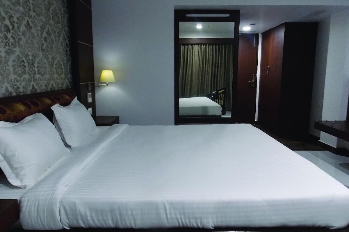standard room, 1 bedroom, city view | egyptian cotton sheets, premium bedding, memory-foam beds, desk