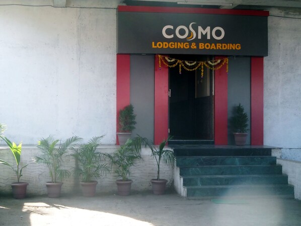 Front of property - Hotel Cosmo Lodging (Bhiwandi)