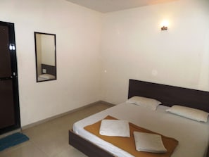Quarto casal standard | Escrivaninha, camas extras/dobráveis