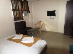 Standard Double Room AC | Desk, free rollaway beds - Hotel Cosmo Lodging (Bhiwandi)