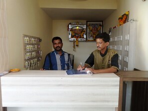 Quầy tiếp tân