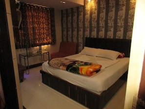 Desk, iron/ironing board, rollaway beds, free WiFi