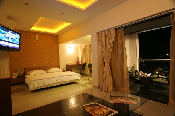 Premium bedding, down comforters, minibar, desk