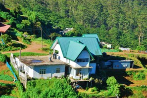 Frette Italian sheets, premium bedding, memory-foam beds, free WiFi - Cottage San Francesco (Nuwara Eliya)