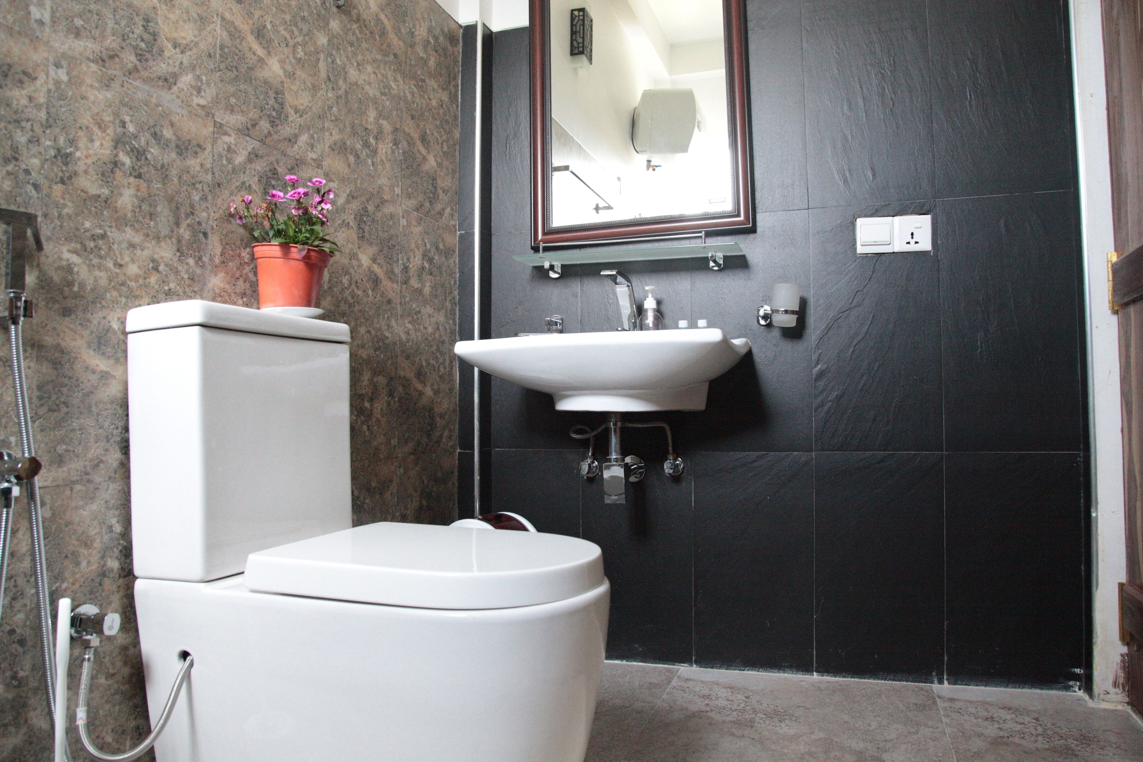 Un baño con inodoro, lavabo y ducha.