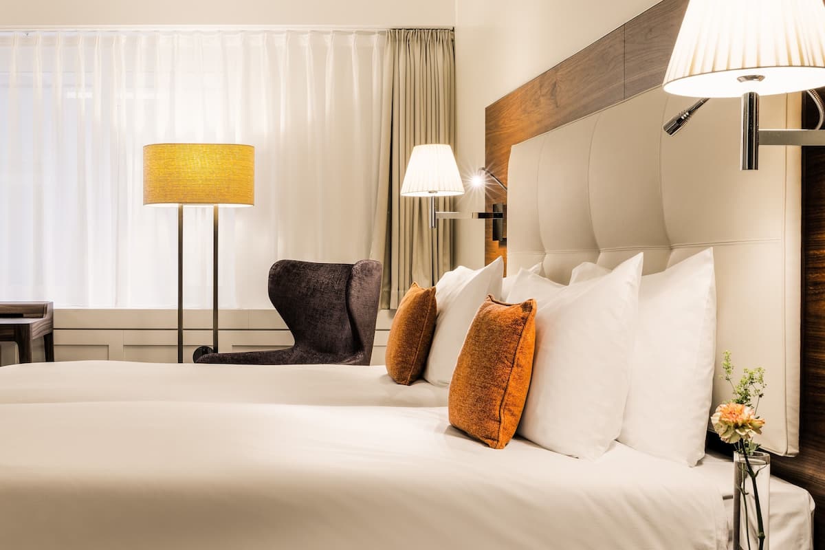 Caja fuerte, escritorio, wifi gratis y ropa de cama