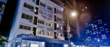 Façade de lâhĂ©bergement â soirĂ©e/nuit