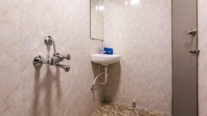 Ein Badezimmer mit Dusche, Waschbecken und Spiegel.