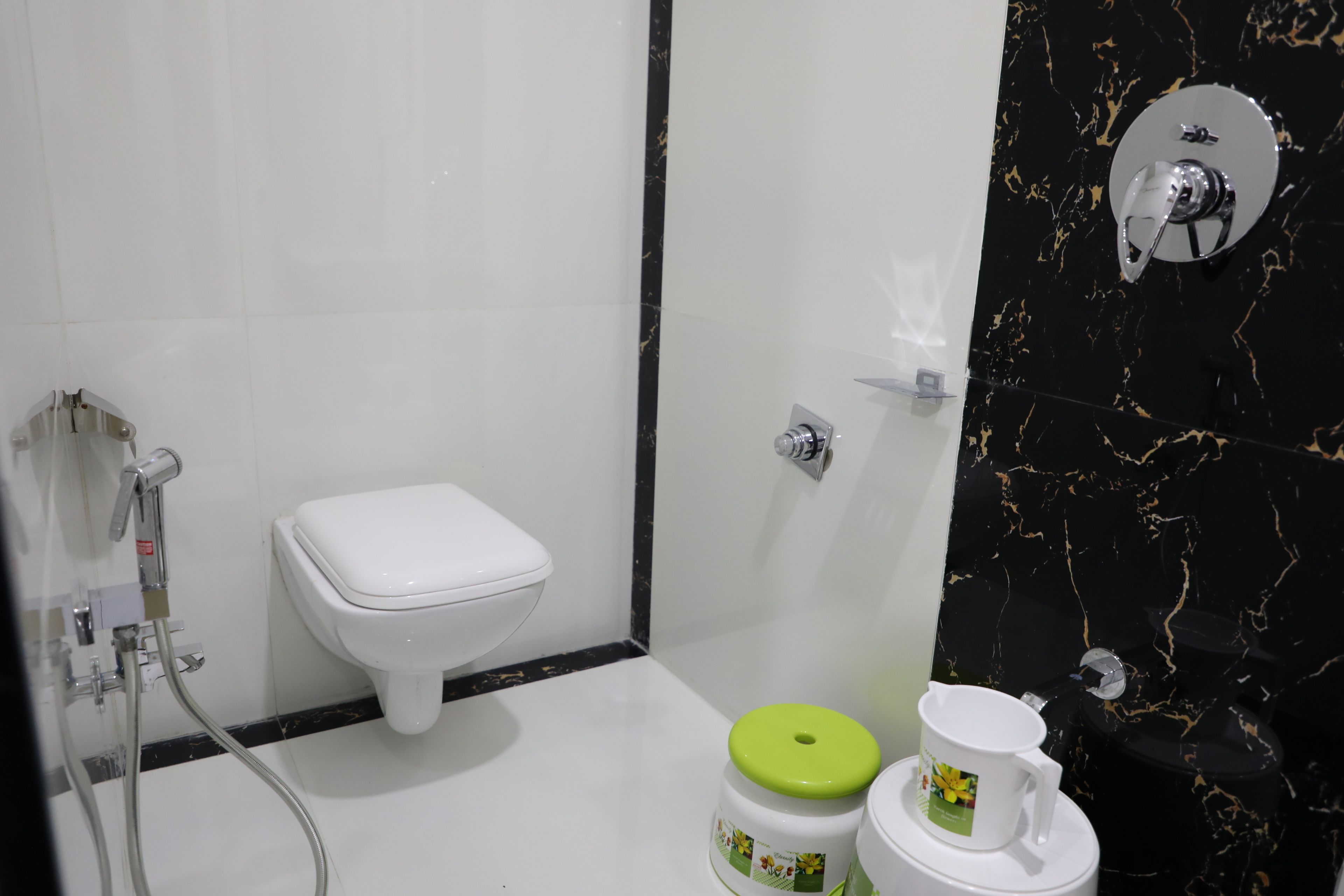 Een badkamer met toilet, douche en wastafel.