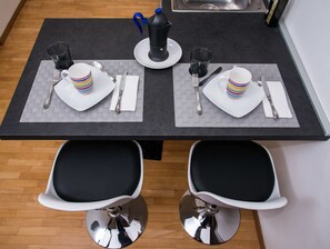 Petit déjeuner composé de spécialités régionales (10 EUR par personne)