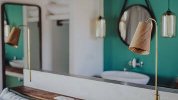 Une salle de bain avec un meuble-lavabo en bois, un miroir et un lavabo.