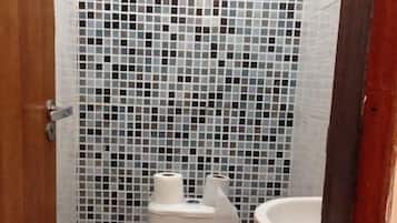 Douche, articles de toilette gratuits, serviettes fournies