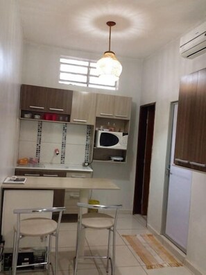 Dobbeltrom – basic, 1 soverom | Eget tekjøkken | Mikrobølgeovn, ovn, kokeplater og kjøkkenutstyr