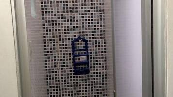 Buồng tắm vòi sen, đồ dùng nhà tắm miễn phí, khăn tắm