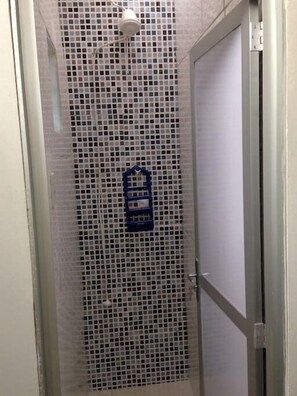 Dusj, toalettartikler (inkludert) og håndklær