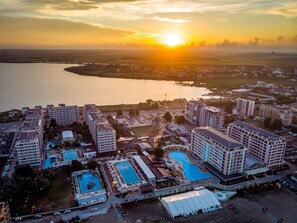 Playa privada, tumbonas, sombrillas y toallas de playa