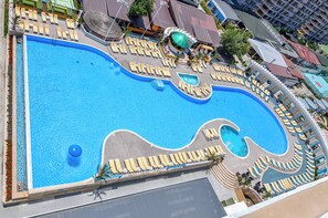 室内游泳池，7 室外游泳池，池畔遮阳伞，日光浴躺椅
