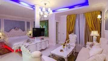Deluxe Suite | 1 bedroom, minibar, in-room safe, desk