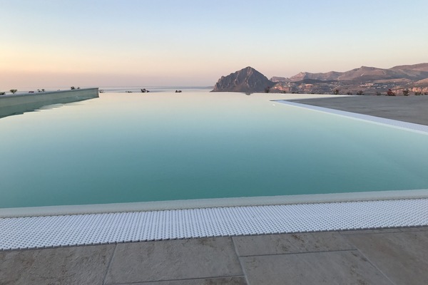 Seasonal outdoor pool, an infinity pool
