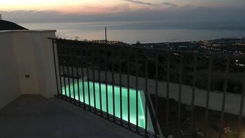 Wine bar, ocean views, open daily