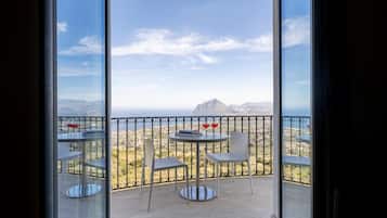 Petit déjeuner et dîner servis sur place, vue sur la mer