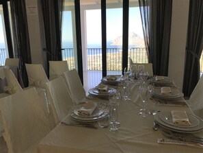 Breakfast, dinner served; local cuisine, ocean views