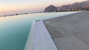 Piscine extérieure (ouverte en saison), piscine à débordement