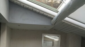 A hot tub in a small, enclosed space with a skylight and a radiator. - Les Chambres de Naevag (St.-Rémy-de-Provence)