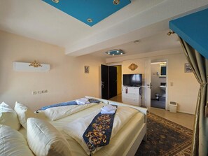 Superior Double Room, 1 Bedroom, Accessible, Garden View | Desk, free WiFi, bed sheets, wheelchair access - Hotel Schachtenburg (Schlitz)