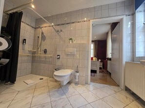 Regadera, amenidades de baño gratuitas, secadora de cabello, toallas 