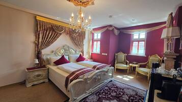 VIP Room | Desk, WiFi (free), bed sheets