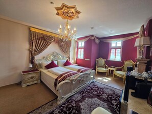 A luxurious bedroom with a large ornate bed, a chandelier, and classic furniture. - Hotel Schachtenburg (Schlitz)