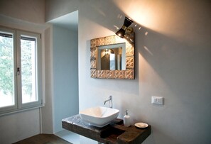 Suihku, ilmaiset hygieniatuotteet, hiustenkuivaaja, bidee