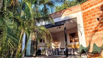 Bangalô design, 1 quarto, acessível, vista para o jardim | 1 quarto, frigobar, cortinas blackout, Wi-Fi de cortesia