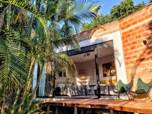 Design Bungalow, 1 Bedroom, Accessible, Garden View | Minibar, blackout drapes, free WiFi, bed sheets - Suítes no Quintal (Brotas)