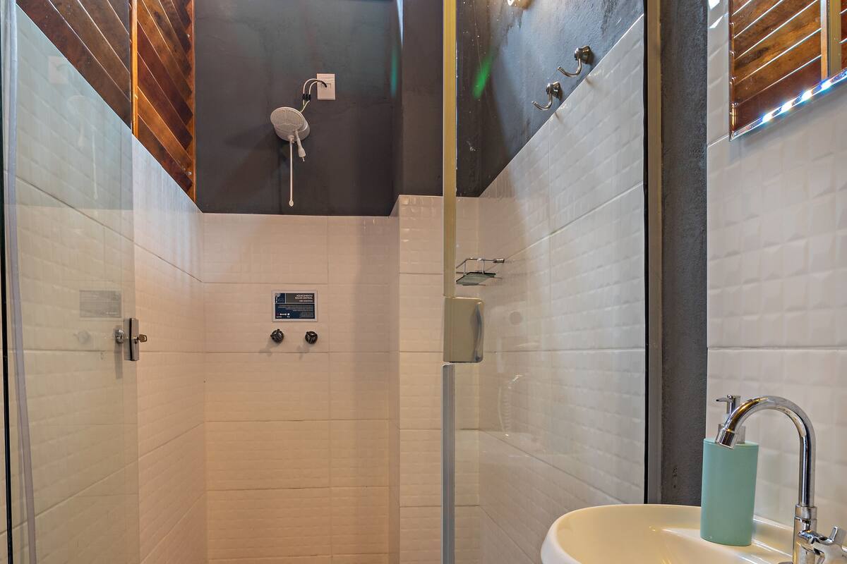 shower, free toiletries, hair dryer, towels